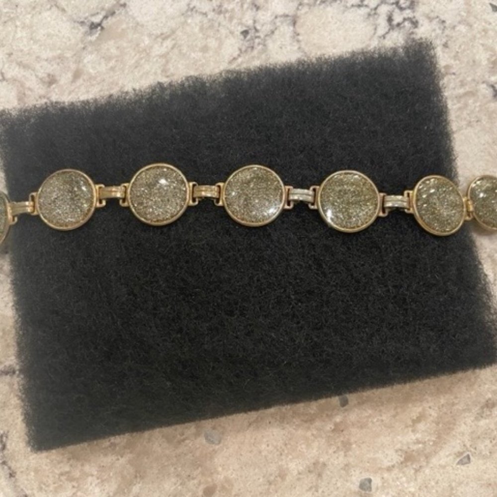 VINTAGE SPARKLE Green Stone and Gold Tone Bracelet Pre-Owned - Picture 1 of 3